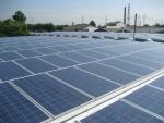 I moduli Sun-Earth TPB156x156-72-P 270 Wp e 285 Wp, inclinati circa 5° sull'orizzontale e orientati a 50° Ovest