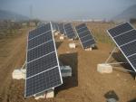 Vista dei 17 inseguitori solari con gli 85 moduli FV Centrosolar S235M60 Professional.