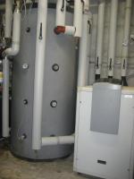La pompa di calore acqua/acqua Elco AquaTop T22R con l'accumulo inerziale da 855 l